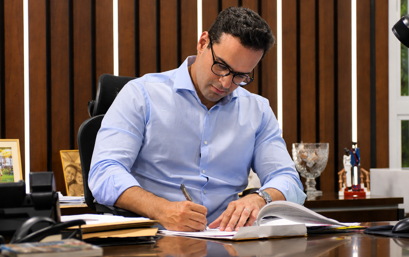 Lucas Ribeiro assina documento durante anúncio do novo Refis da Paraíba. Foto: Secom-PB.