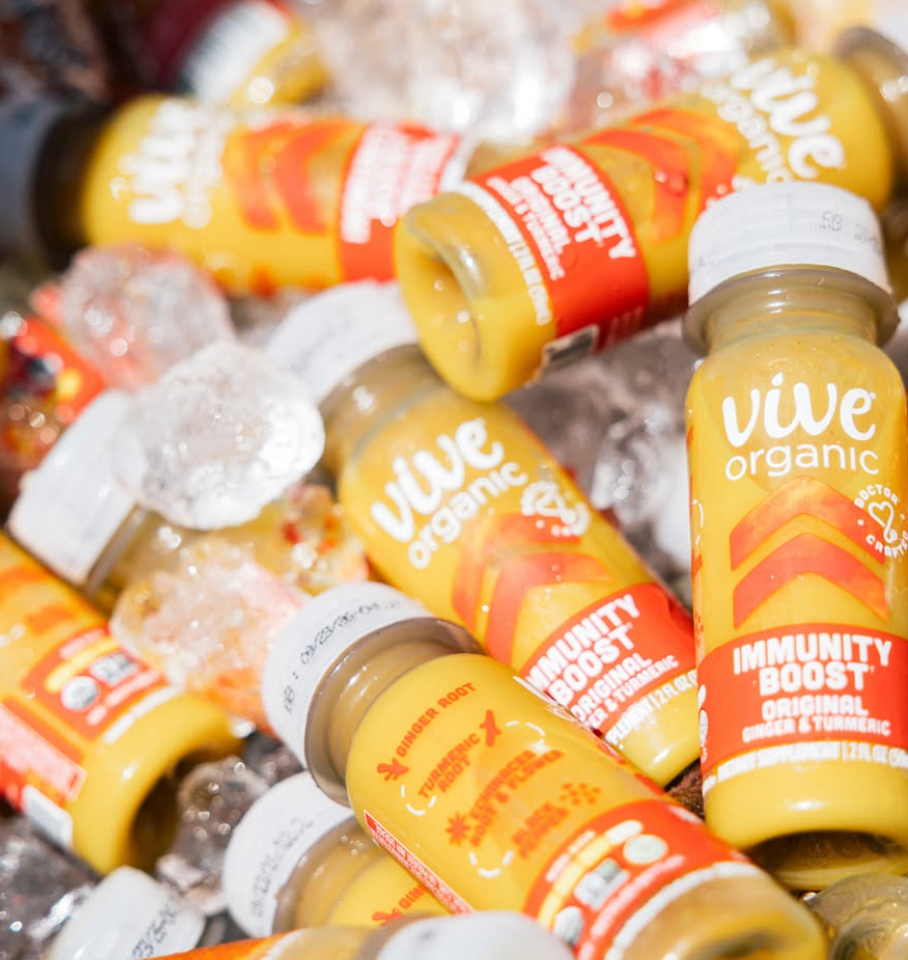 Frascos amarelos de shots Vive Organic sobre gelo.
